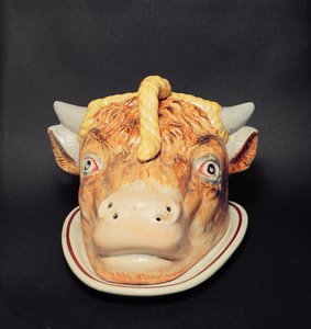 Staffordshire kaasgerecht in de vorm van een koeienkop, ca. 1850